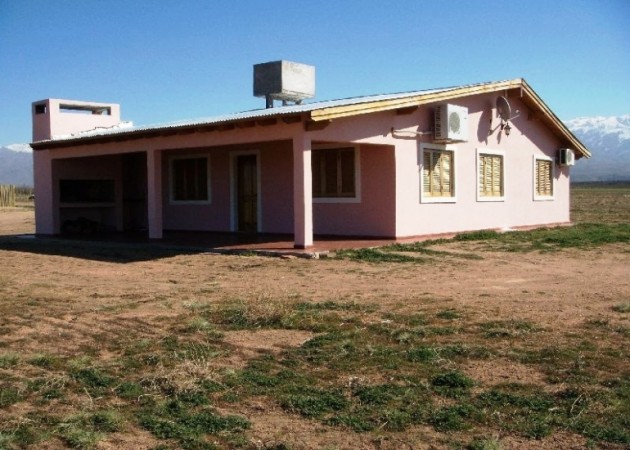 Excelente finca de 200 has. con tres pozos y 51 has de viñedos, riego por goteo y 2 pivot.